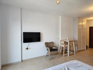 Modern Studio Retreat with Balcony - Sarandë - 6