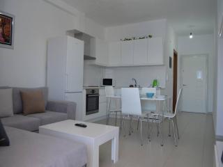 Seaside Charm Stylish Stay with Views - Sarandë - 1