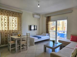 Central Stay Steps from the Sea - Sarandë - 4