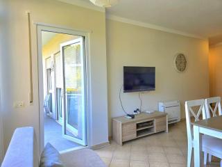 Low-Key Luxe by the Coast Sleeps 6 - Lalzit Bay - 5