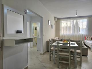 Relaxed Family Retreat with Parking - Sarandë - 9