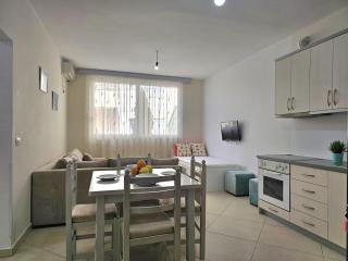 Relaxed Family Retreat with Parking - Sarandë - 2