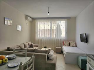 Relaxed Family Retreat with Parking - Sarandë - 3