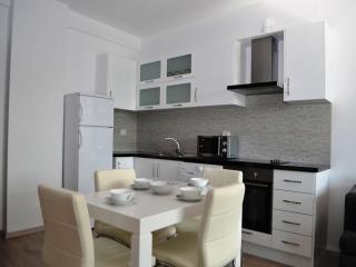 Stylish Saranda Apartment with Balcony & Wi-Fi - Sarandë - 8
