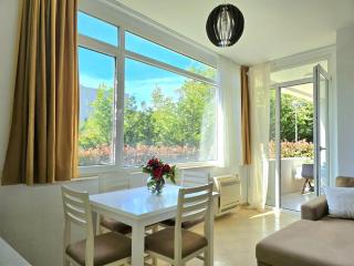 Coastal Vibes Stylish Garden Hideaway - Lalzit Bay - 9