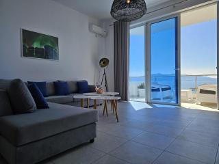Bright & Modern Apartment with Terrace - Sarandë - 2