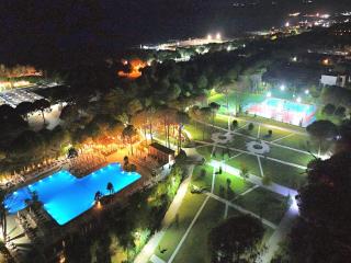 Airy 2-Bedroom Apartment with Balcony - Lalzit Bay - 4