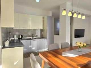Inviting Holiday Home with Garden - Lalzit Bay - 8