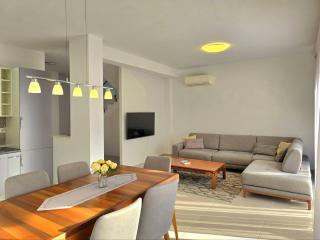 Inviting Holiday Home with Garden - Lalzit Bay - 0