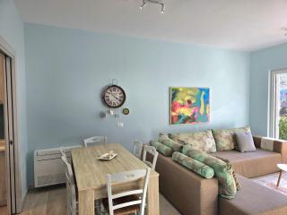Breezy Beachside Haven with Pool & Garden - Mullini i Danit - 7