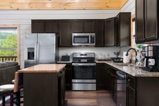 Smoky Bear Splash Top Rated Private Pool Cabin with Hot Tub, Mtn Views, Arcade Games, Excellent Location - 1