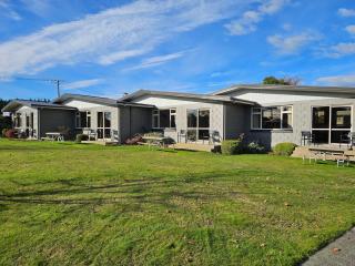 Lakeside Motel & Apartments - Te Anau - 2
