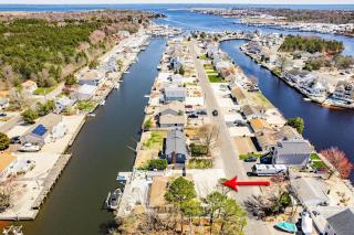 Newley updated Waterfront beach house - Bayville - 0