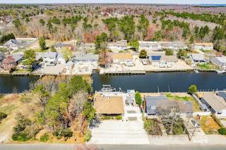 Newley updated Waterfront beach house - Bayville - 1