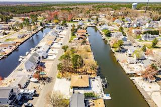 Newley updated Waterfront beach house - Bayville - 4