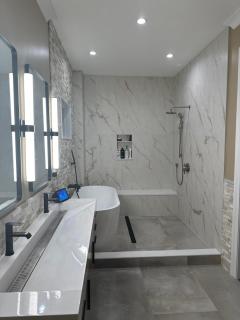Lyons' Suite - Chicago - 7
