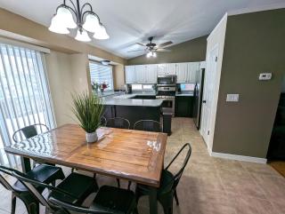 Cute Spacious Home - Layton - 9