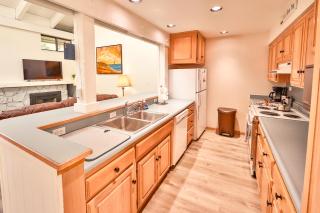 Tahoe Lakeside Retreat - Lakefront Condo - South Lake Tahoe - 6
