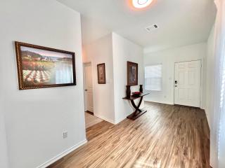 Bright Four Bedroom Bastrop Home - Bastrop - 1