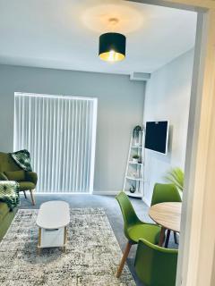 Luxury Flats Near Rochester Castle, Strood - Medway - Wainscot - 0