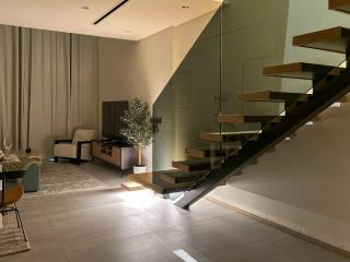 Bespoke Holiday Homes - Stylish 1BR Penthouse in The Autograph - 3