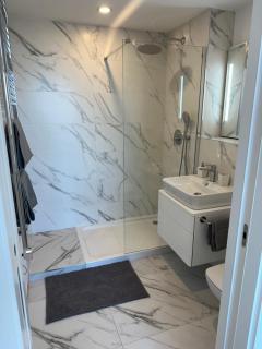 Stylish Apartment with Pool, Spa and Gym - 2