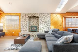 Le Serenity Cabin, Hot Tub, Game Room Pool Table - 5
