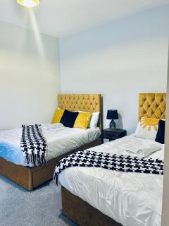 Luxury Flats Near Rochester Castle, Strood - Medway - Wainscot - 1