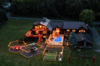 5BR Lux Cabin w HotTub Sauna Pool FirePit GameRoom - 0