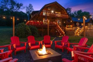 5BR Lux Cabin w HotTub Sauna Pool FirePit GameRoom - East Stroudsburg - 3