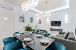 High-End Grand Elizabeth Residence next to the New York Café - 6