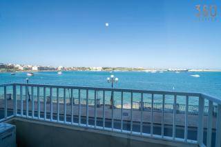 Peaceful Seafront 3BR Apt with Balcony by 360 Estates - Birżebbuġa - 8