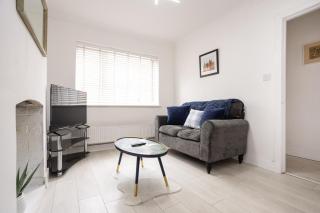 Comfy 3 Bed House in Swindon - Swindon - 1