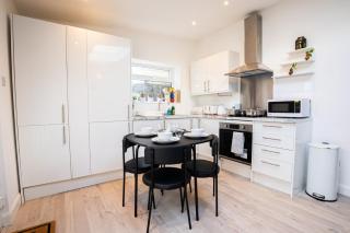 Harry Potter House 1BR - Free On Street Parking - Self Check In - Sleeps Family of 4 - Leavesden Green - 8