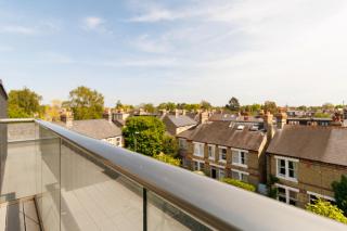 Cambridge 3-Bedroom Getaway with Skyline Views, Balcony & Free Parking - 9