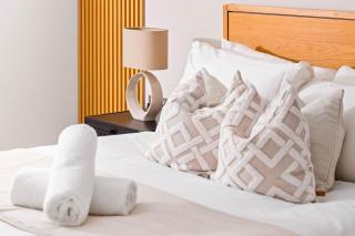 Luxury 2 Bedroom Apartment - 2 Bathrooms - Balcony - Fast WiFi 323SW - 2