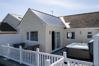 Bramble Cottage - Dog Friendly Cottage Hot Tub - Begelly - 0