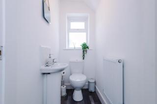 Stylish Four Bedroom House in St Helens by Eason Stays, Ideal for Weekend Getaways & Business Travellers - with Free parking! - Saint Helens - 3