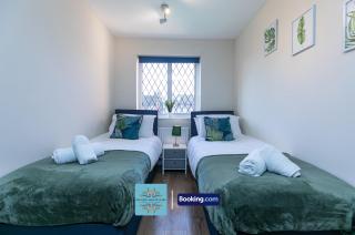 Charming 2-bedroom House At Escape & Estates Short Lets & Serviced Accommodation Uxbridge with Private Garden & Parking - Hillingdon - 7