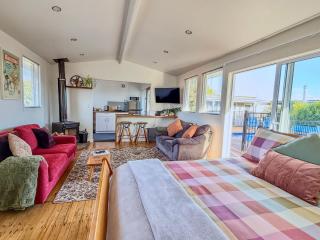 Studio Twenty5, Unique Cottage & Sleepout with Pool in Richmond - Richmond - 0