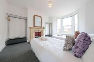 Five bedroom house in Douglas road - Bristol - 1