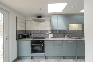 Five bedroom house in Douglas road - Bristol - 4
