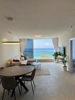Beachfront Breeze Vacation - Bat Yam - 0