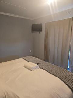 Cozy 1 Bedroom Cottage - - 3
