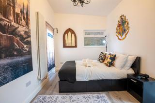 Harry Potter House 1BR - Free On Street Parking - Self Check In - Sleeps Family of 4 - Leavesden Green - 4