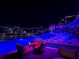 Beachfront Apartment on the Palm Jumeirah with Amazing view Rooftop Infinity Pool - Dubai - 2