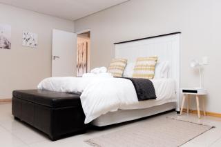 Elegant 3 Bedroom En-suite Home - Bloemfontein - 8