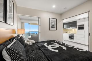 Stylish Vogue Themed Apartment 5 Star Amenities - Gold Coast - 9