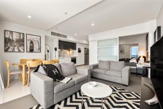 Stylish Vogue Apartment with Ocean Views at Hilton Residences - Gold Coast - 6
