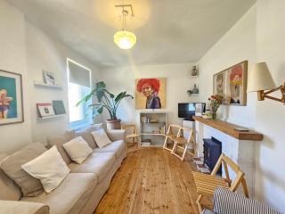 Charming 2-Bedroom Ground Floor Apartment with Garden and Free On-street Parking - Edimburgo - 0